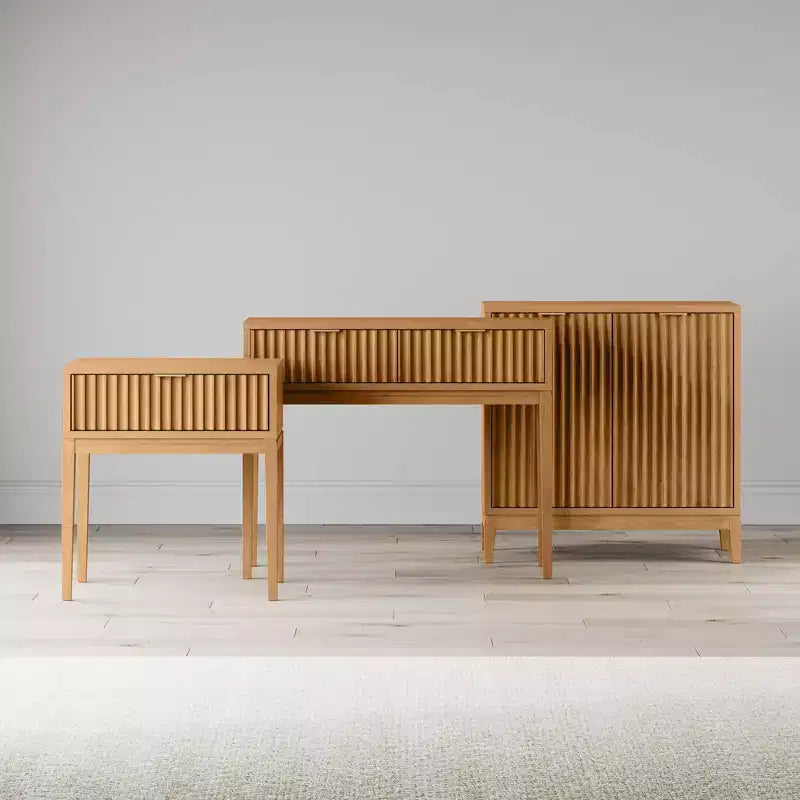 Table d'appoint cannelée en bois de style bohème avec tiroir marron : Milieu de siècle moderne, poignée en laiton, pieds fuselés