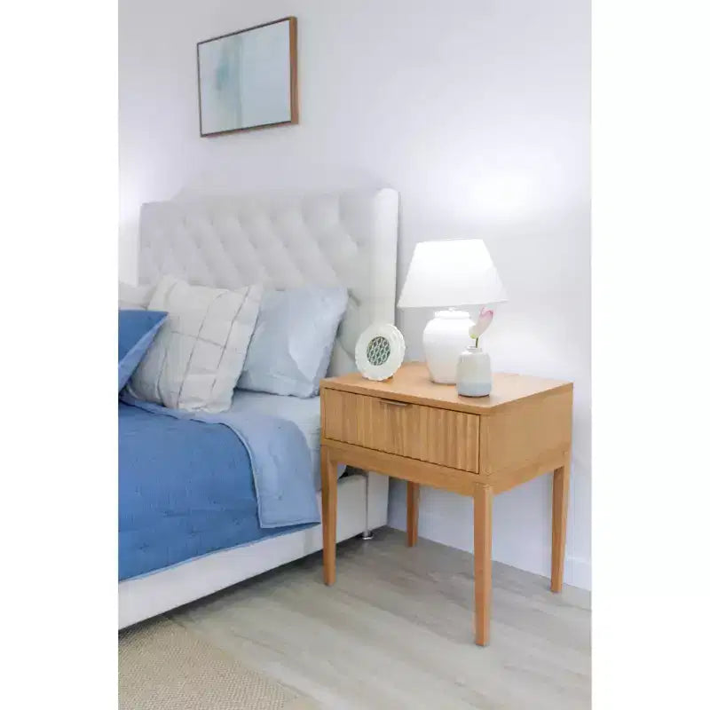 Table d'appoint cannelée en bois de style bohème avec tiroir marron : Milieu de siècle moderne, poignée en laiton, pieds fuselés