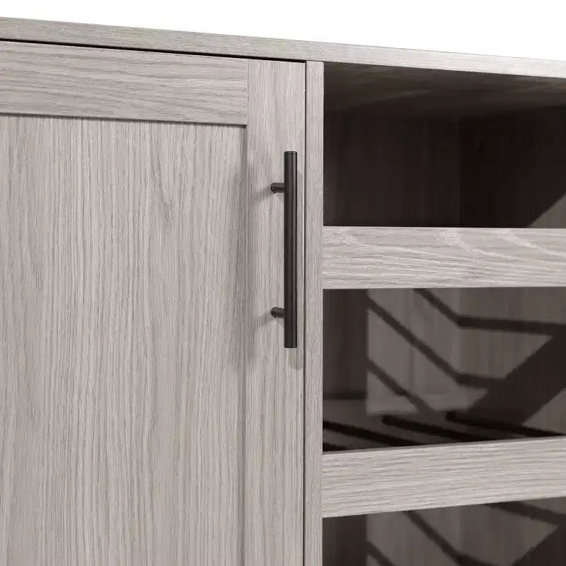 Bar classique et meuble d'appoint avec armoire à porte unique de style Shaker avec rangement suspendu pour verres et étagères ouvertes pour bouteilles