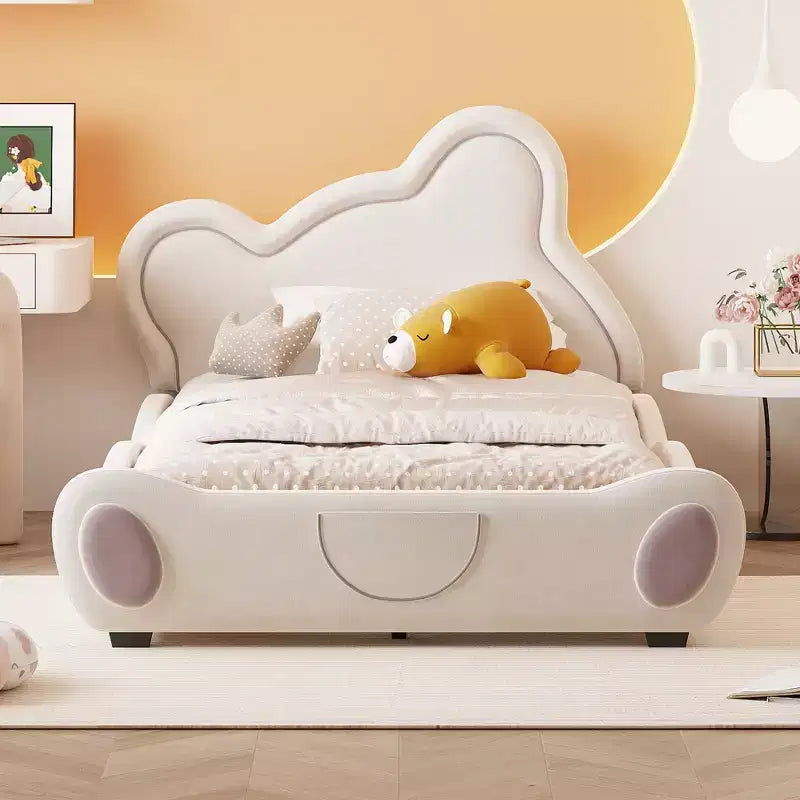 Lit plateforme tapissé de velours avec tête de lit en forme d'ours et poche de rangement au pied du lit
