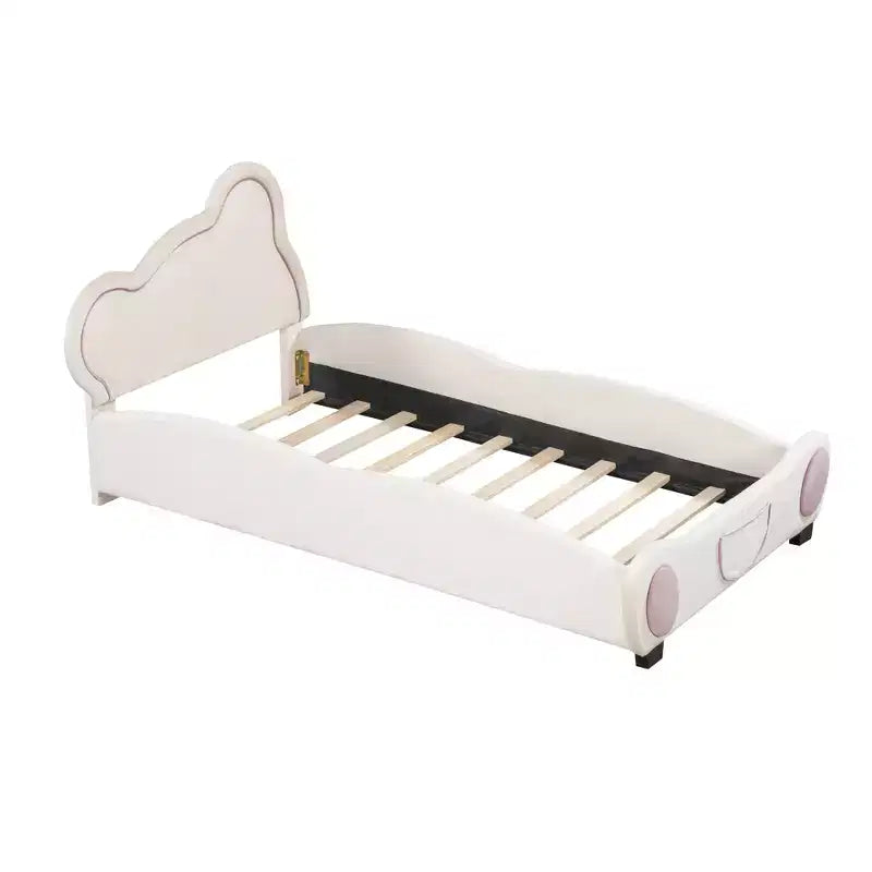 Lit plateforme tapissé de velours avec tête de lit en forme d'ours et poche de rangement au pied du lit