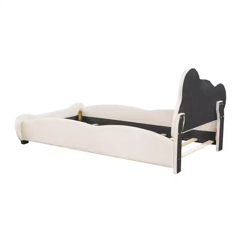 Lit plateforme tapissé de velours avec tête de lit en forme d'ours et poche de rangement au pied du lit
