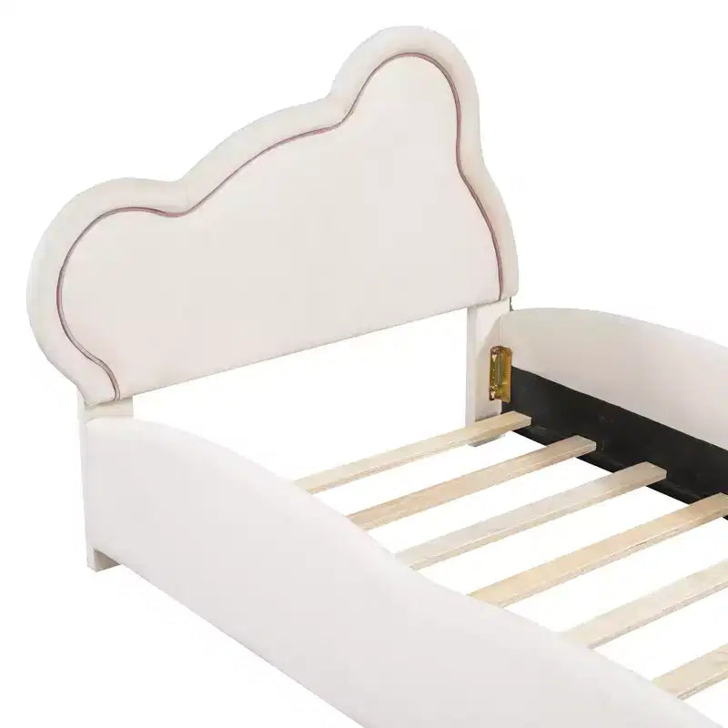 Lit plateforme tapissé de velours avec tête de lit en forme d'ours et poche de rangement au pied du lit