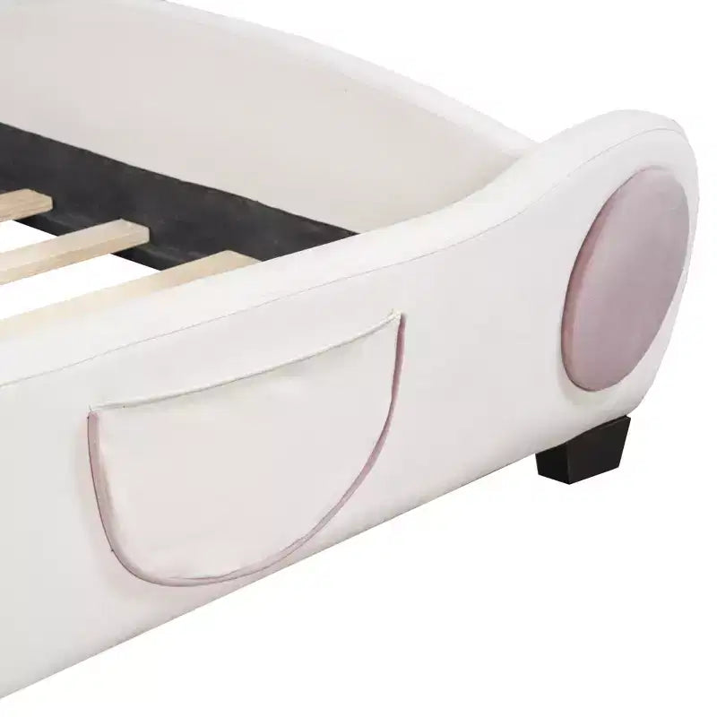 Lit plateforme tapissé de velours avec tête de lit en forme d'ours et poche de rangement au pied du lit