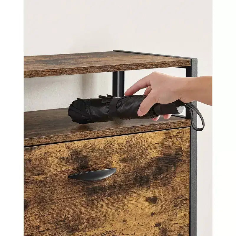 Meuble à chaussures avec 3 portes basculantes, étagère de rangement avec compartiment ouvert, séparateurs internes, pour 15 à 18 paires de chaussures, marron rustique et noir